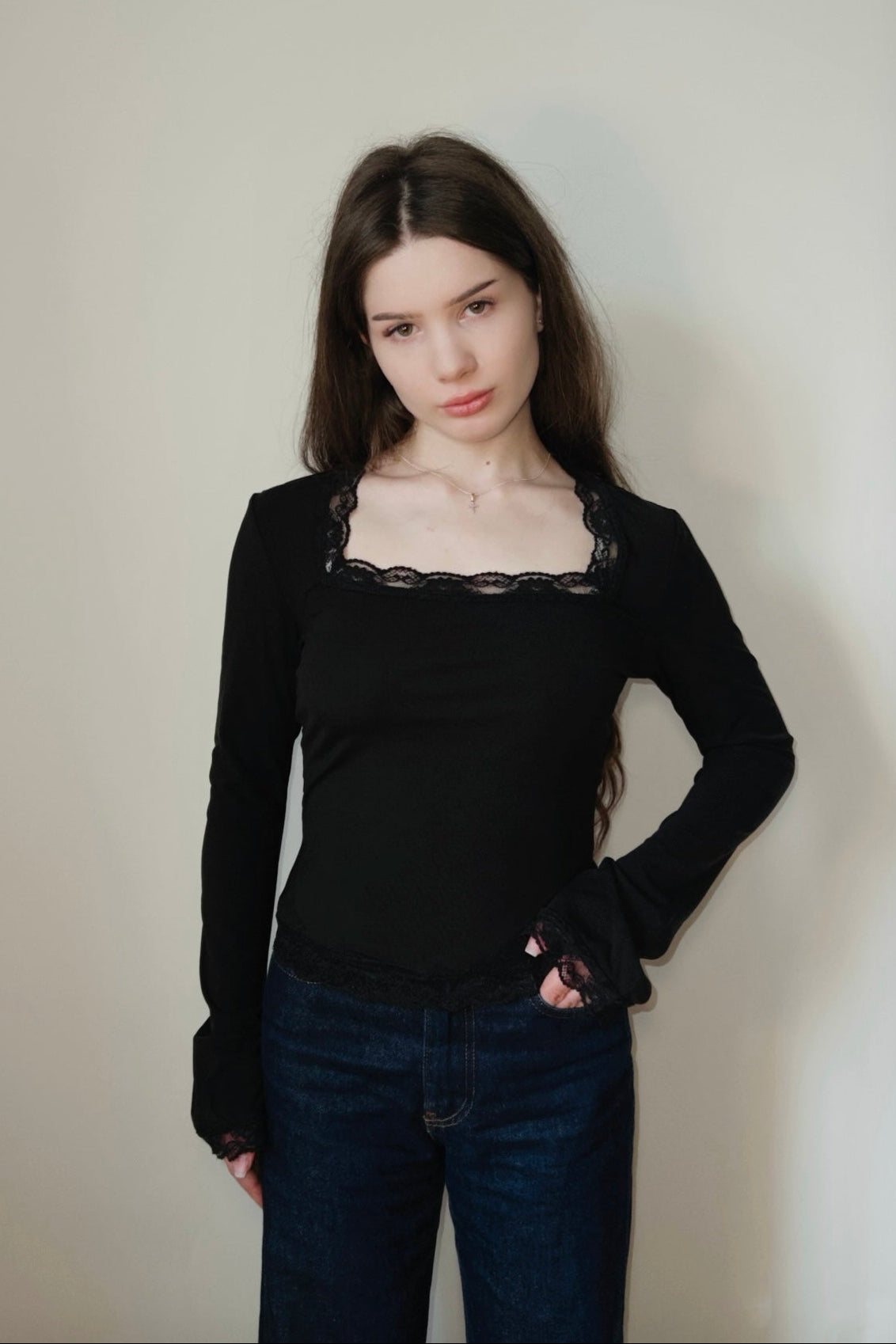 SLIM FIT LACE TOP - BLACK