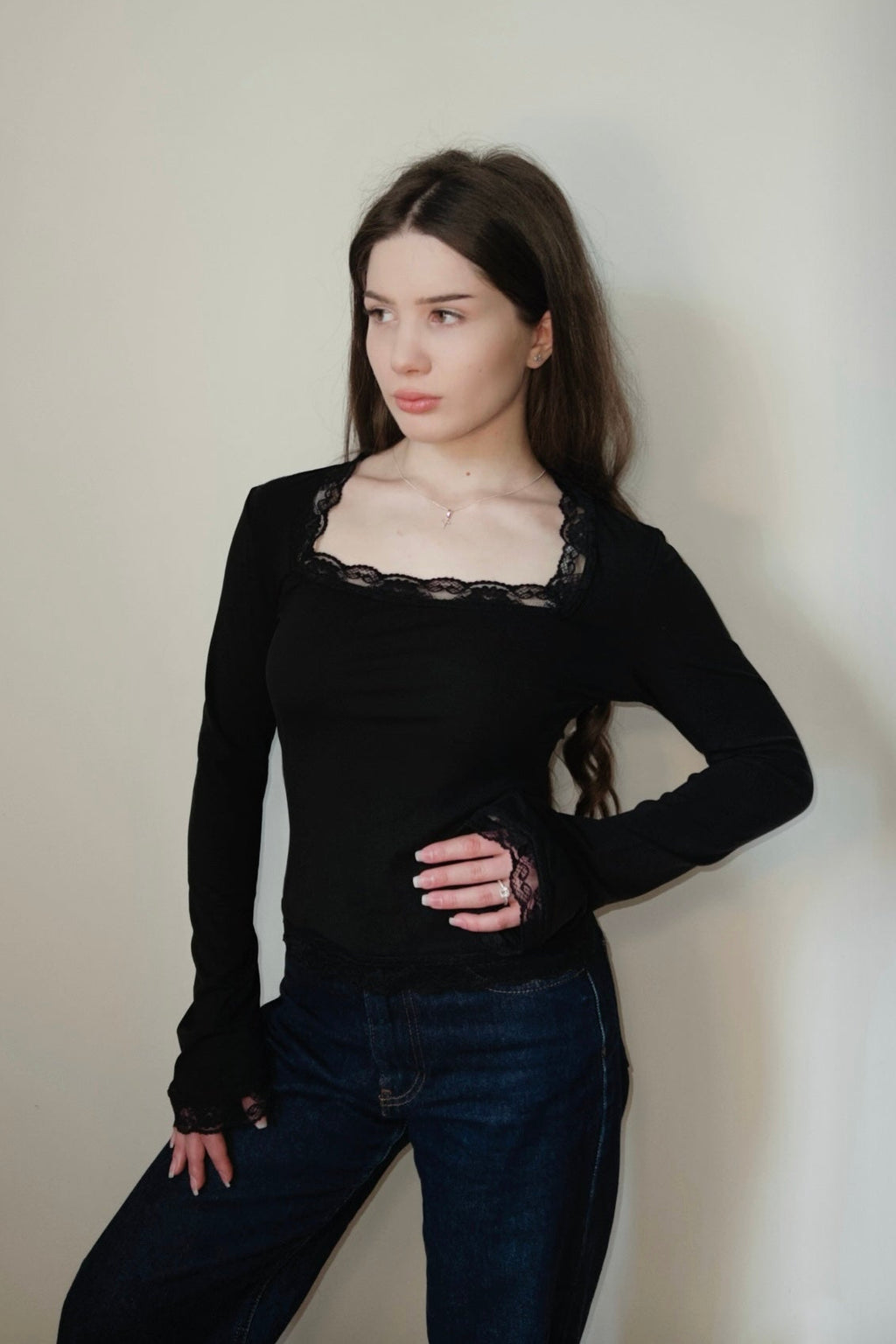 SLIM FIT LACE TOP - BLACK